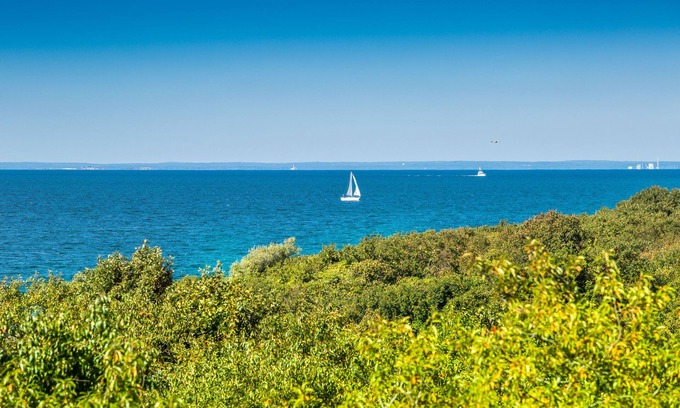 Montauk House | Stunning, private two acre bayfront property on Culloden Point.