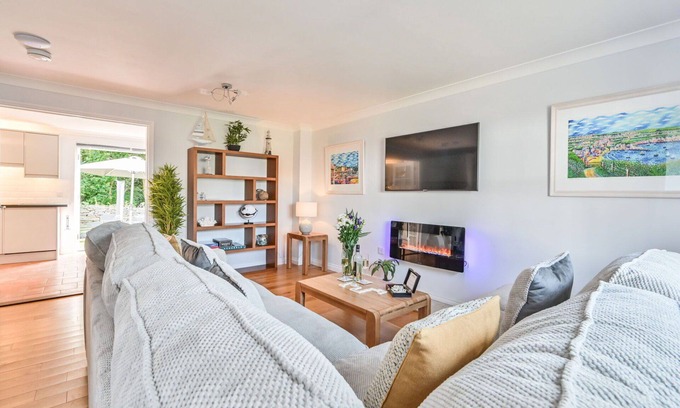 Charlestown House | Stunning private villa for 10 people with WIFI, TV and patio