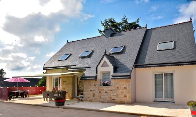 Ploubezre House | Stunning private villa for 9 people with WIFI, TV, terrace, pets allowed and parking