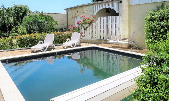 Vertheuil House | Stunning private villa for 4 guests with private pool, WIFI and terrace