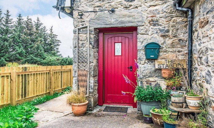 East Lewiston House | Stunning private villa for 6 guests with TV, patio and panoramic view