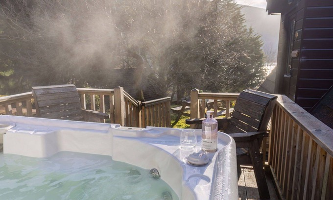 Kilfinnan House | Stunning private villa for 4 people with hot tub, WIFI, TV, balcony and panoramic view