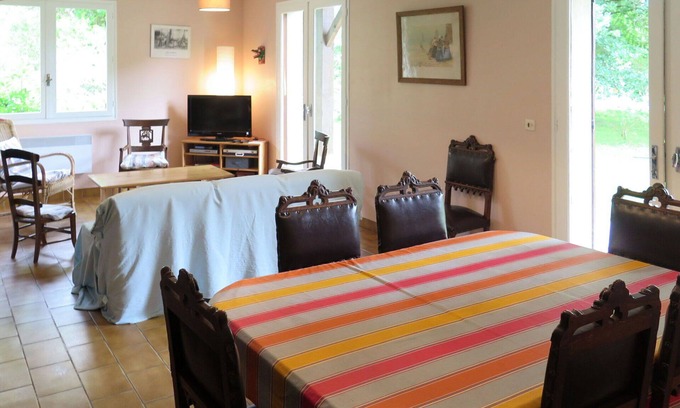 Uza Villa | Stunning private villa for 10 guests with WIFI, TV, terrace and pets allowed