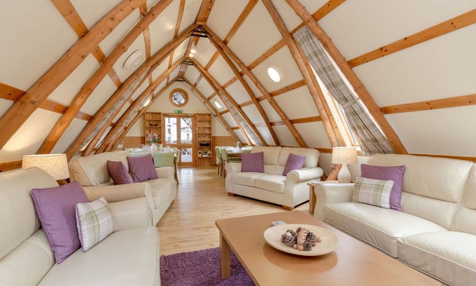 Maybole Villa | Stunning private villa for 16 guests with WIFI, TV, patio, pets allowed and panoramic view