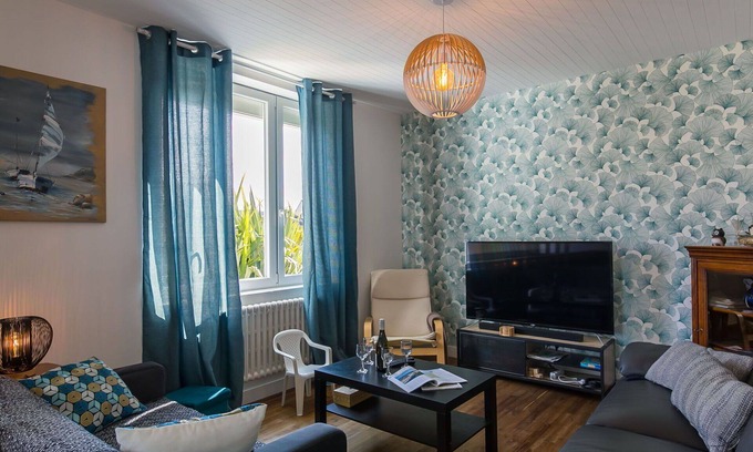 Plougasnou House | Stunning private villa for 6 guests with WIFI, TV, pets allowed and parking
