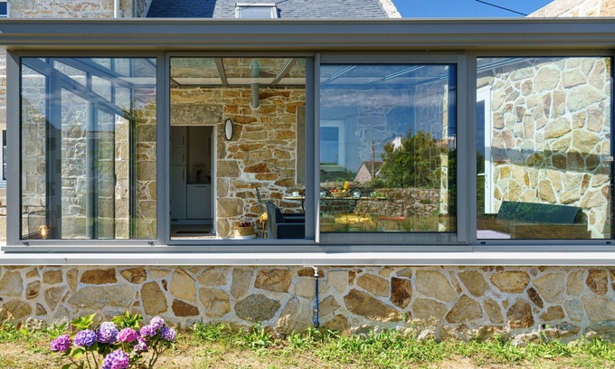 Plogoff House | Stunning private villa for 6 people with TV, terrace and pets allowed