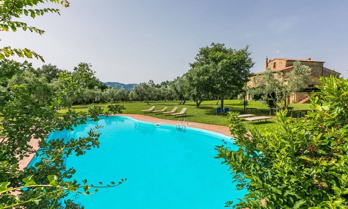Sorano House | Stunning private villa for 22 people with private pool, WIFI, patio and pets allowed