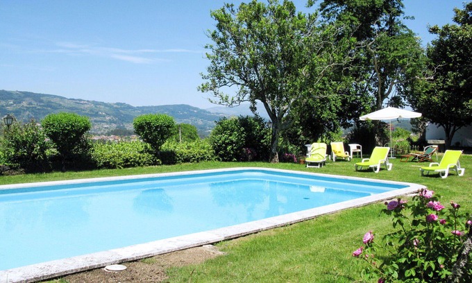 Gondufe Villa | Stunning private villa for 10 guests with WIFI, pool, TV, terrace and parking