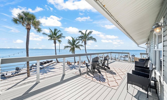 Orlando Beach Condo | Stunning Riverfront Balcony Views! W/Private Beach Access & Perfect Setting for Events ⛱️