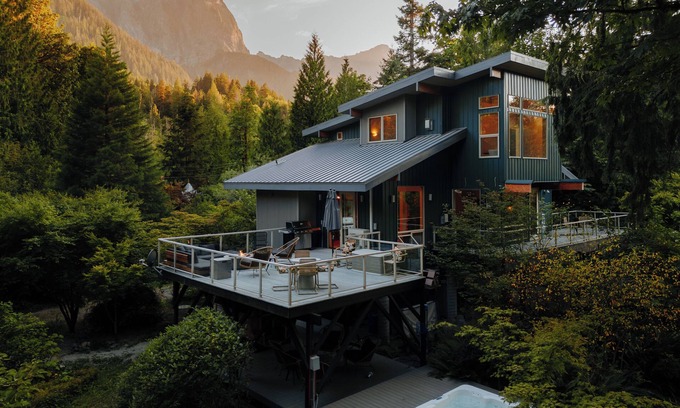 Gold Bar House | Stunning Riverside Resort w/view, hot tub, sauna!