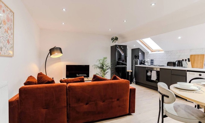 Harehills Apartment | Stunning Sky view 2 BR Flat - Home Away from Home