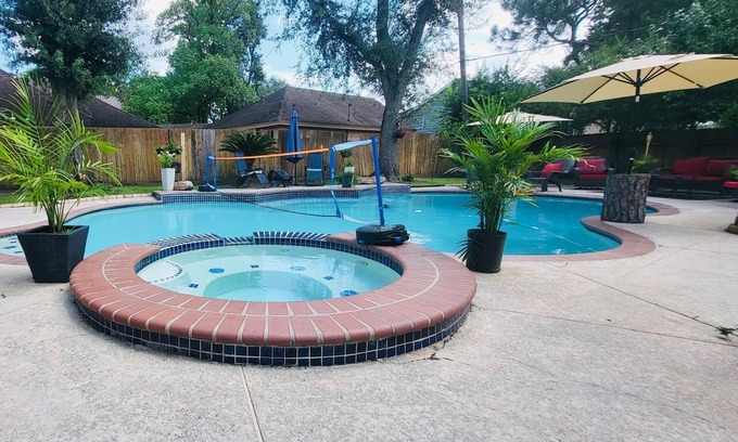 Houston House | Stunning & Spacious 5-bedroom house features a gorgeous private pool