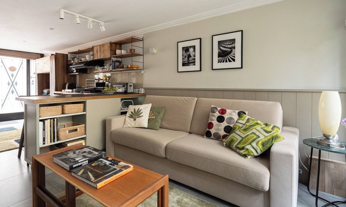 Neuilly-sur-Seine Apartment | Stunning Studio With Private Patio In Charming Gated Street