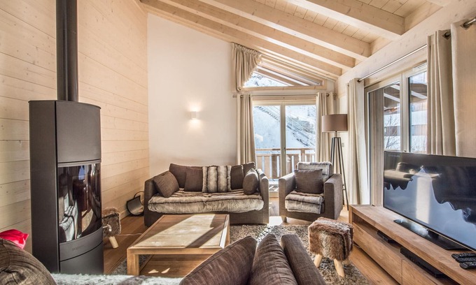 Courchevel Apartment | Stunning T5 Penthouse with Balconies in Courchevel, Includes Parking and WIFI