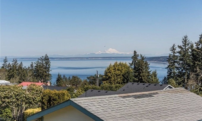 Diamond Point House | Stunning views, beach and hiking access, spacious