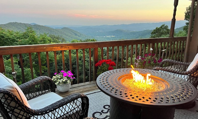 Asheville House | Stunning Views! Romantic getaway Privacy Secluded 3 mi to downtown Asheville