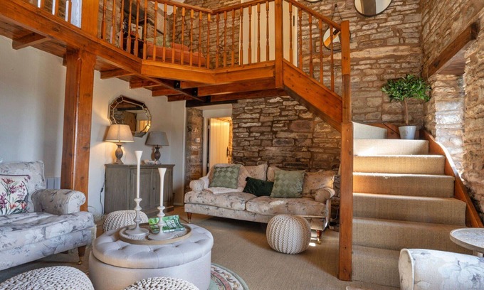 Buxton House | Stunning villa for 12 guests with WIFI, pets allowed and parking