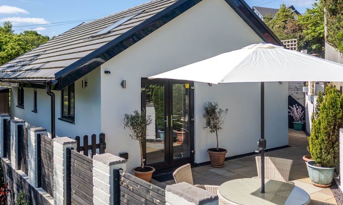 Newbridge House | Stunning villa for 4 people with WIFI, terrace, pets allowed and parking