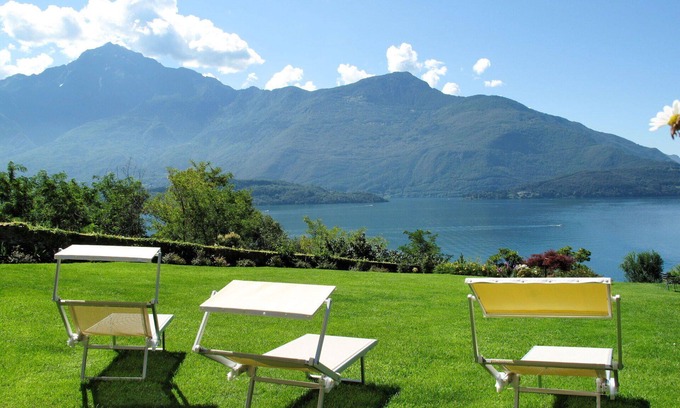 Domaso House | Stunning villa for 4 people with A/C, WIFI, hot tub, TV, terrace and pets allowed