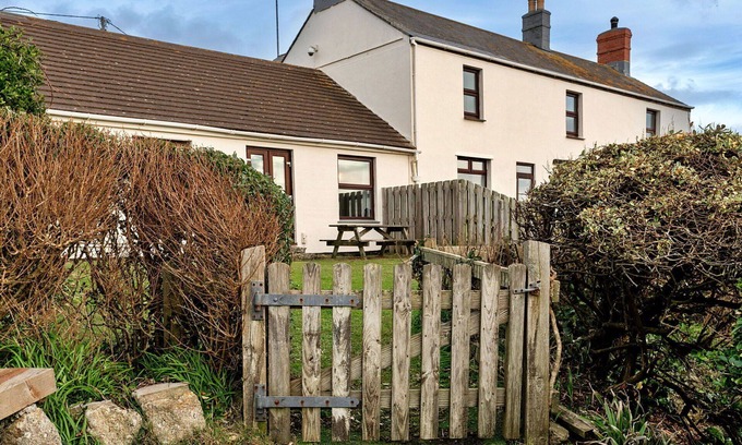 Sennen House | Stunning villa for 6 guests with WIFI, pets allowed and parking