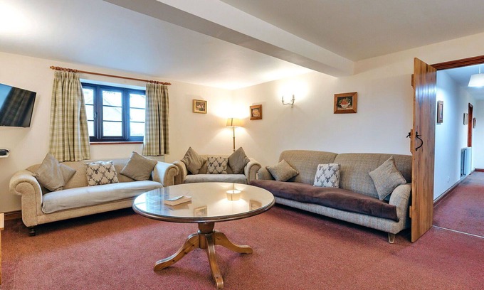 Craven Arms House | Stunning villa for 8 people with pool, WIFI, terrace and parking