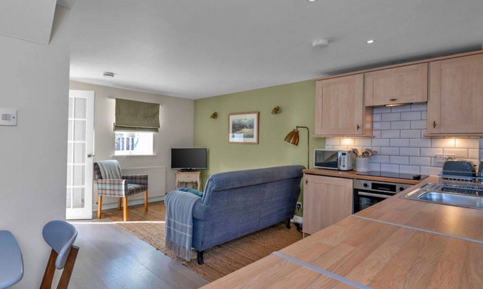 Kelso House | Stunning villa for 2 people with WIFI, pets allowed and parking