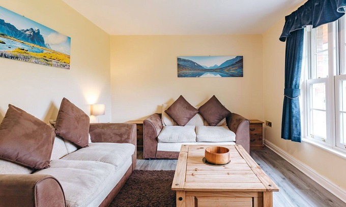 Eaton Mascott House | Stunning villa for 4 guests with WIFI, TV and pets allowed