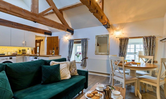 Leek House | Stunning villa for 2 people with WIFI