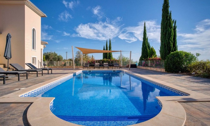 Loule Villa | Stunning villa, heated pool, pool bar, sea views