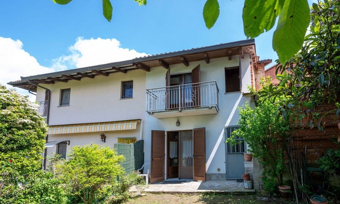 Montaldo Roero House | Stunning villa for 8 guests with TV, balcony and pets allowed
