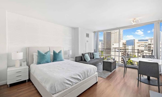 Waikiki Apartment | Stunning Waikiki Studio - 5 Star Location!