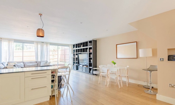 Larkhall Apartment | Stunningly Spacious 4BD Home, Clapham North