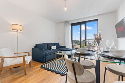 Royal Docks Apartment | Stylish 1 BR Gym Near Excel & London City Airport