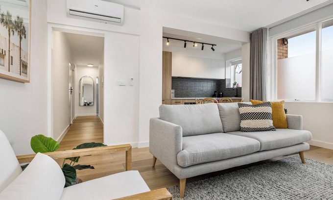 Prahran Apartment | Stylish 2- Bedroom Unit near parks, shopping and dining