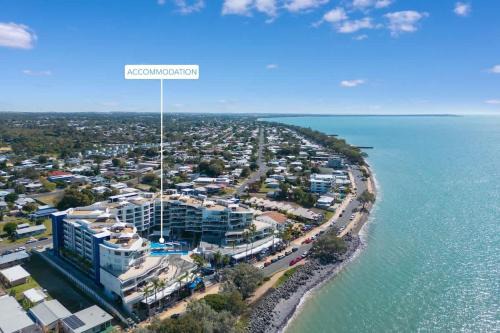 Urangan Apartment | Stylish 2B Villa Ocean Poolside