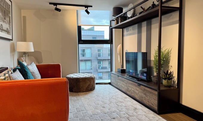 Riverside Condo | Stylish 2b2b at Tower Bridge w/Balcony View