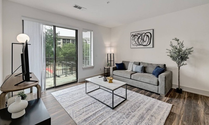 East Oak Hill Apartment | Stylish 2Bed/2Bath Apt + 1G WiFi + Parking