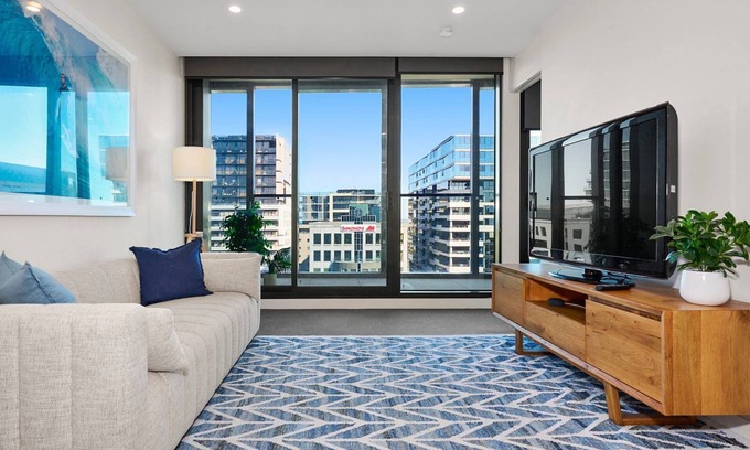 Melbourne Apartment | Stylish 2BR Apartment St Kilda Rd w Pool Parking