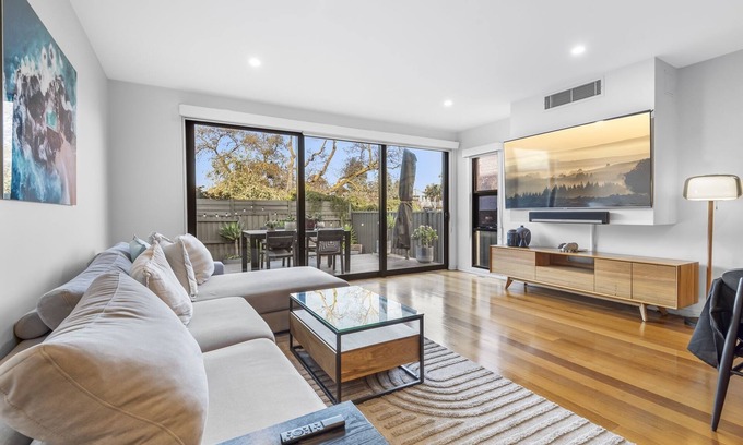Thornbury House | Stylish 3-Bed Thornbury Stay with Outdoor Lounge