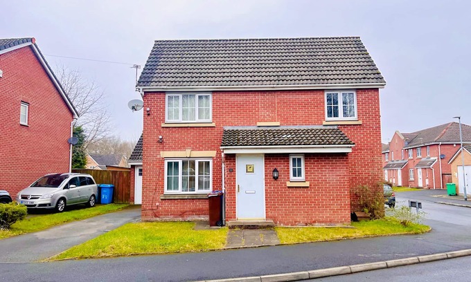 Belle Vue House | Stylish 4-Bed Retreat – 15 Mins to AO Arena & Manchester City Centre!"