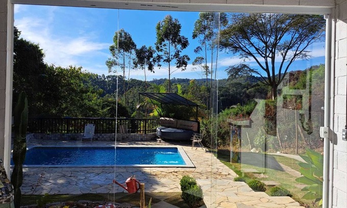 Nazare Paulista Cottage | Stylish and private house with heated pool