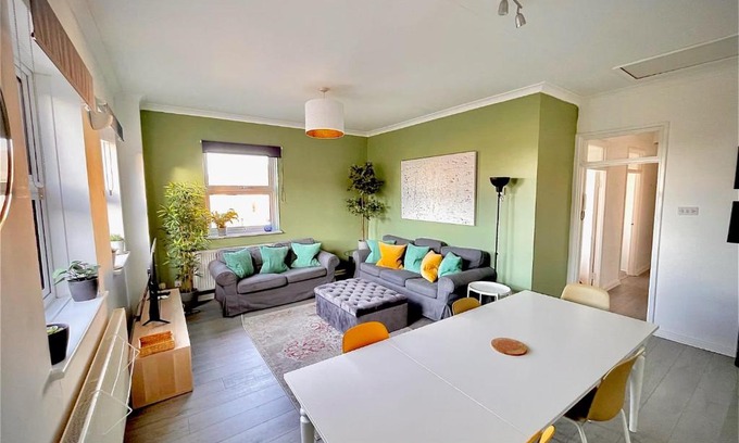 Wokingham Apartment | Stylish and Spacious Wokingham 3 Bedroom Townhouse