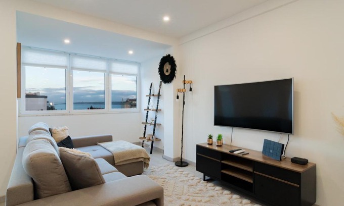 Paco De Arcos Apartment | Stylish Apartment W/River View by LovelyStay