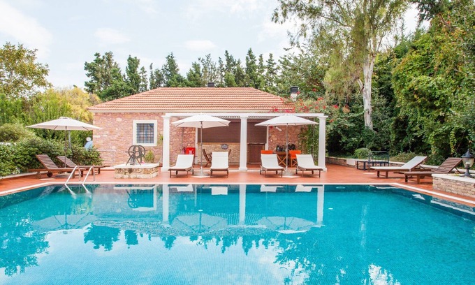 Pyrgos Psilonerou Apartment | Stylish Art Deco Apartment Close To The Beach