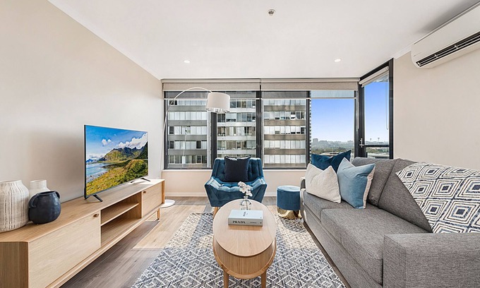 Southbank Apartment | Stylish Arts Precinct Unit with Fabulous Views