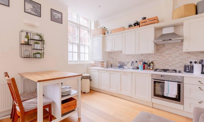 Mile End Apartment | Stylish Bohemian 2BD Flat — Mile End Park!