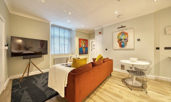 East End Apartment | Stylish city base w local charm