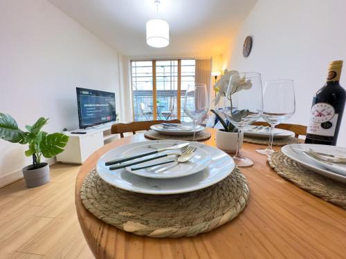 Manchester City Centre Apartment | Stylish City Centre Flat - Balcony and Parking