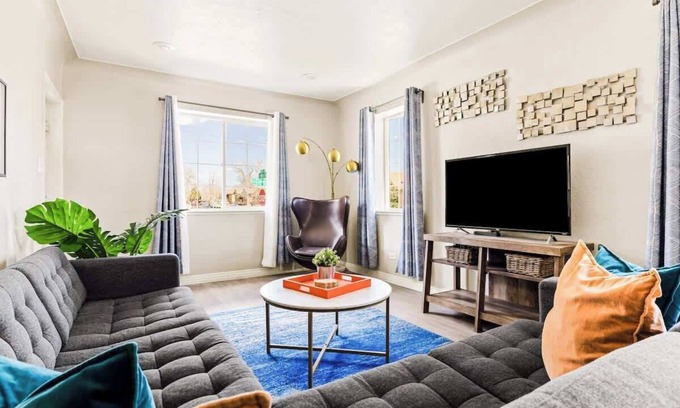 West Colfax Apartment | Stylish City Retreat | King Beds | Walk to Sloans