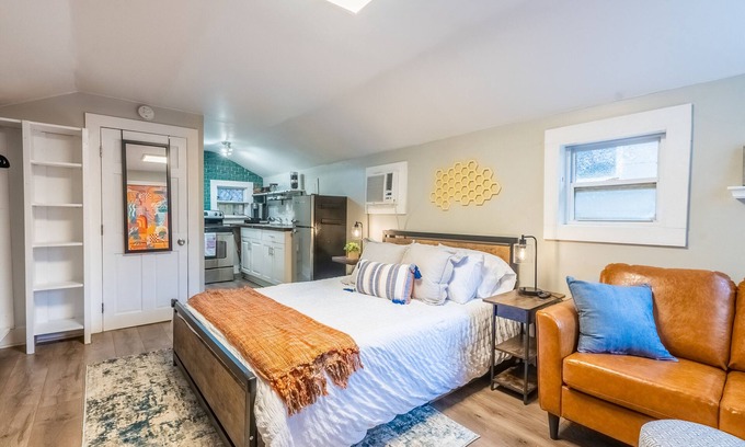 Feiler Park - Hussars Terrace - Dittmerville Cottage | Stylish & Comfy Carriage House ~ 5 min to Forsyth